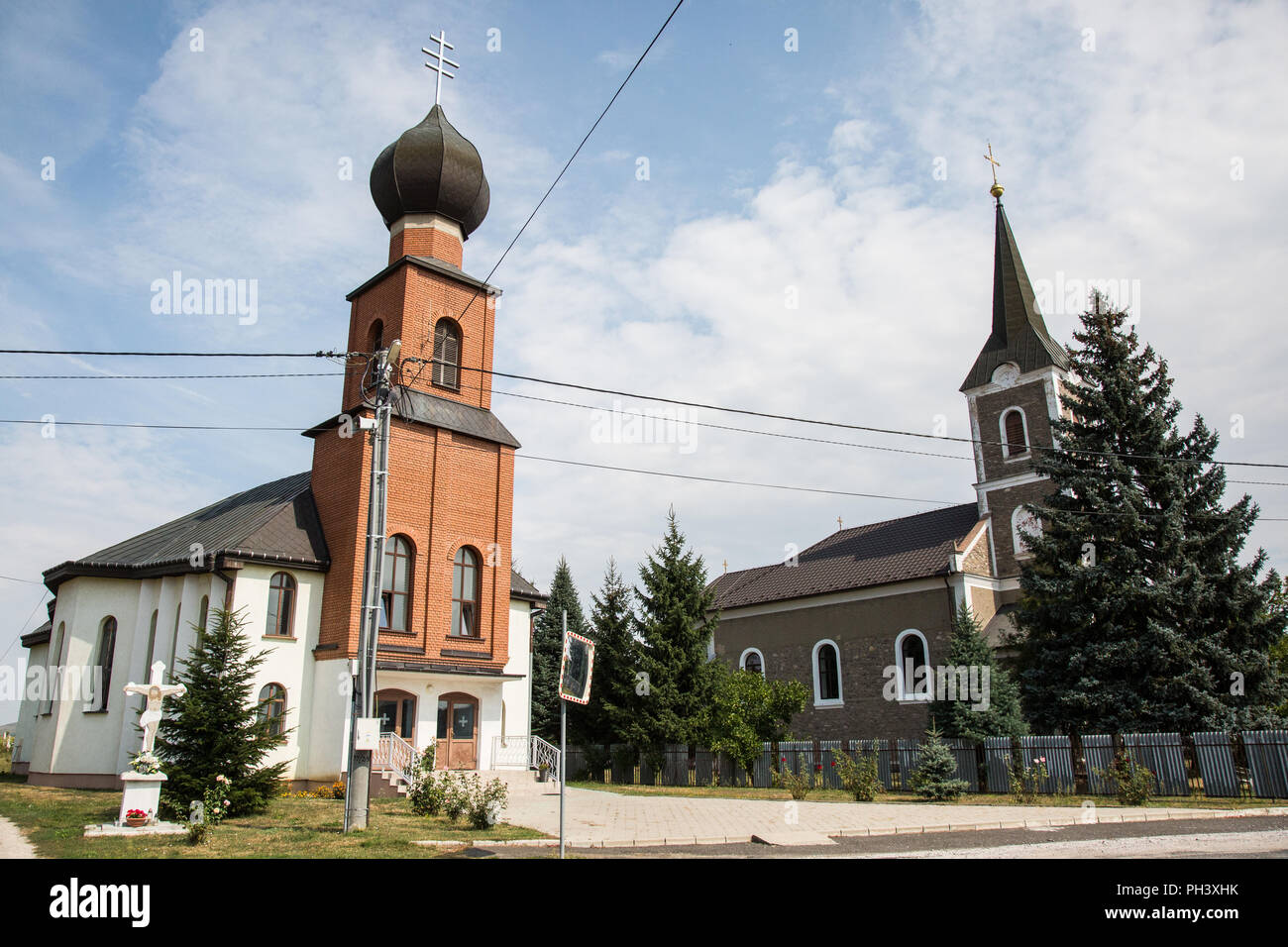 Borša, Slovacchia. 24 Agosto, 2018. Un Greco Cattolica e Chiesa cattolica romana nel villaggio di Borša. Foto Stock