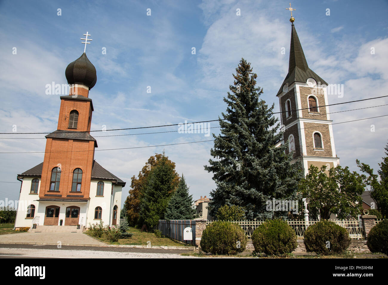Borša, Slovacchia. 24 Agosto, 2018. Un Greco Cattolica e Chiesa cattolica romana nel villaggio di Borša. Foto Stock