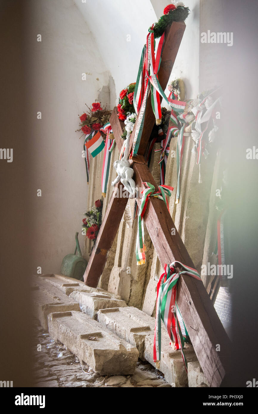 Borša, Slovacchia. 24 Agosto, 2018. Una croce e gli altri elementi all'interno del Rákóczi castello di Borsi, luogo di nascita del Principe Ferenc Rákóczi II, curr Foto Stock