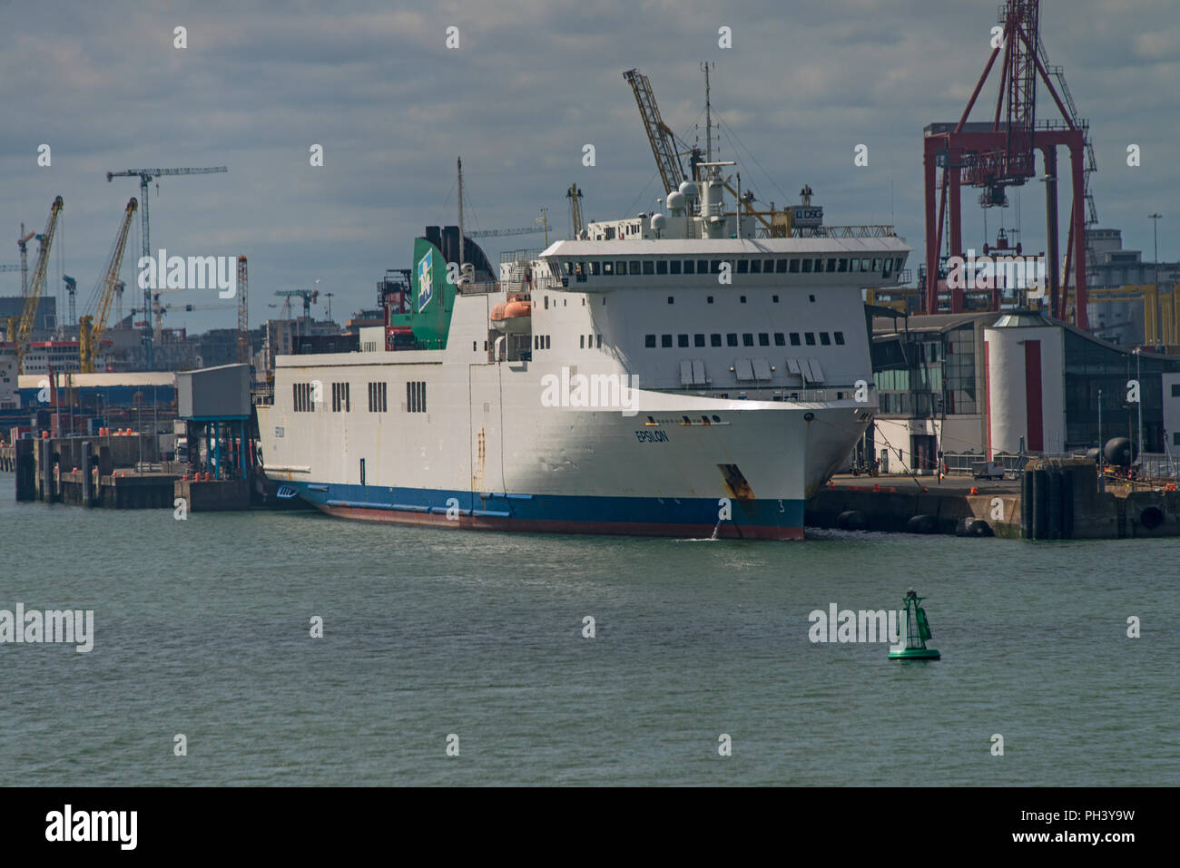 Irish Ferries nave Epsilon caricando il traffico ro-ro in Dublino. Foto Stock