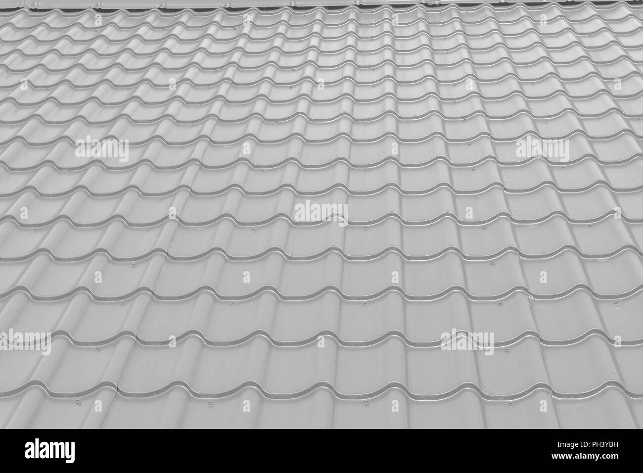 Luminosa e moderna grigio argento lucido piastrelle sul tetto sfondo texture Foto Stock