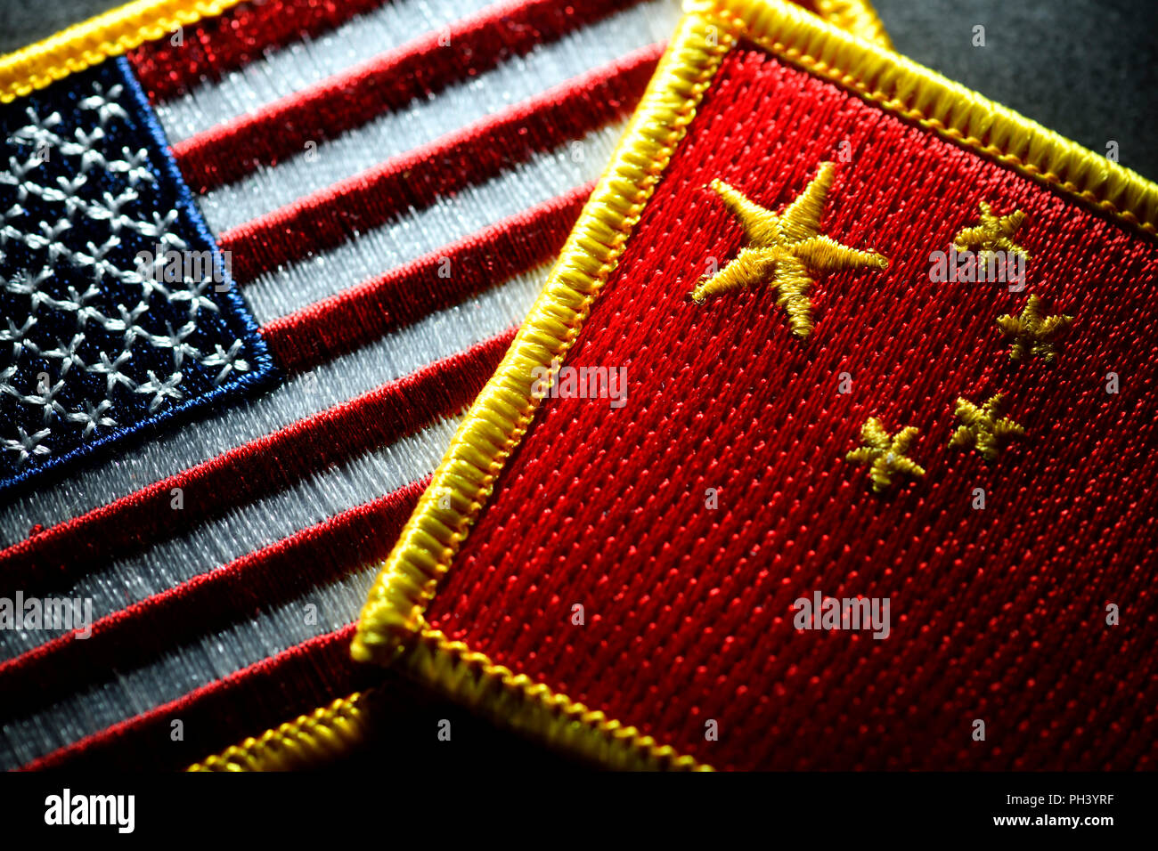 Bandiere di Stati Uniti e Cina, guerra tariffaria Foto Stock