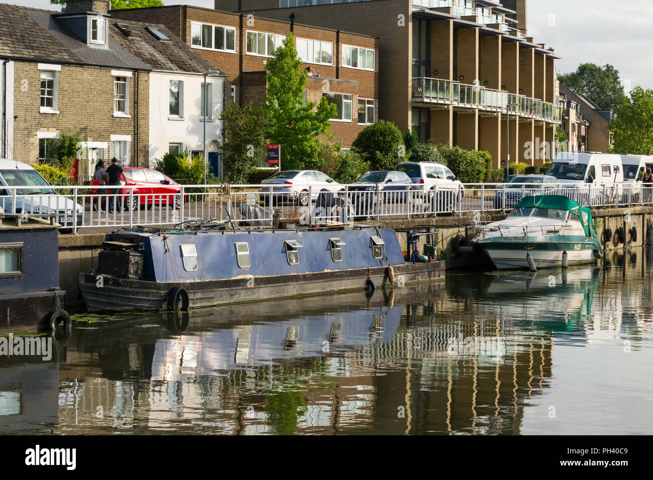 Un narrowboat o stretta barca ormeggiata lungo il fiume Cam, utilizzato come a lungo termine alloggiamento alternativi, Cambridge, Regno Unito Foto Stock