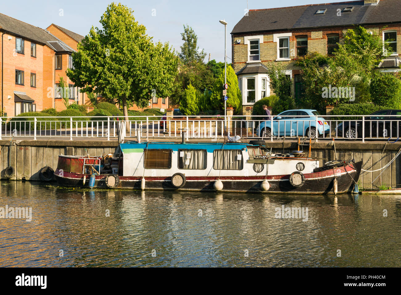Un narrowboat o stretta barca ormeggiata lungo il fiume Cam, utilizzato come a lungo termine alloggiamento alternativi, Cambridge, Regno Unito Foto Stock