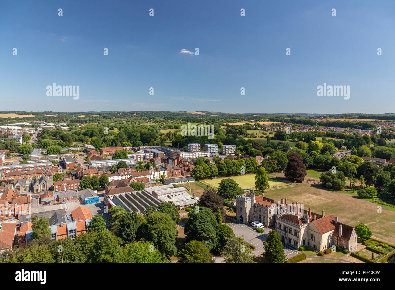 La cattedrale medievale città di Salisbury nel Wiltshire, Regno Unito, visto da sopra durante un bello giorno chiaro in estate. Foto Stock