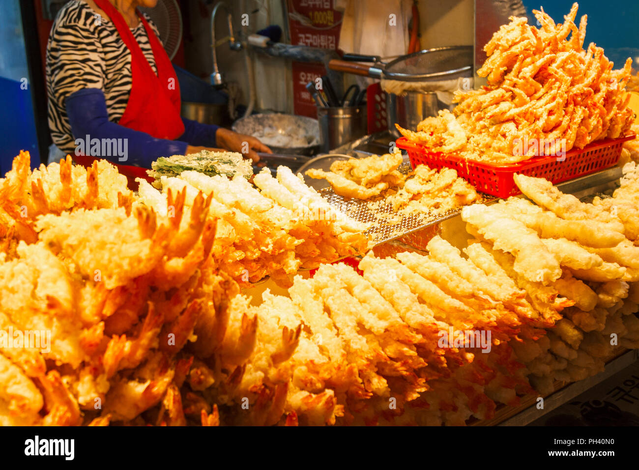 Profondo fritto di gamberetti Tempura di gamberetti) a Daepo porto di Sokcho, Corea Foto Stock