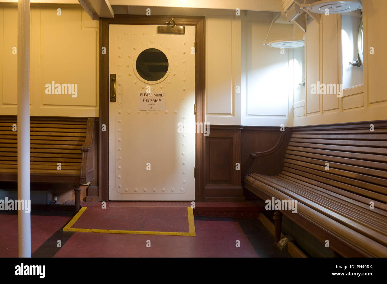 Cabina pubblica su ripristinato SS Nomadic in Belfast Foto Stock