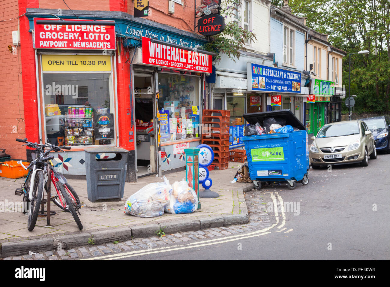 Scena di strada con negozi, Bristol REGNO UNITO Foto Stock