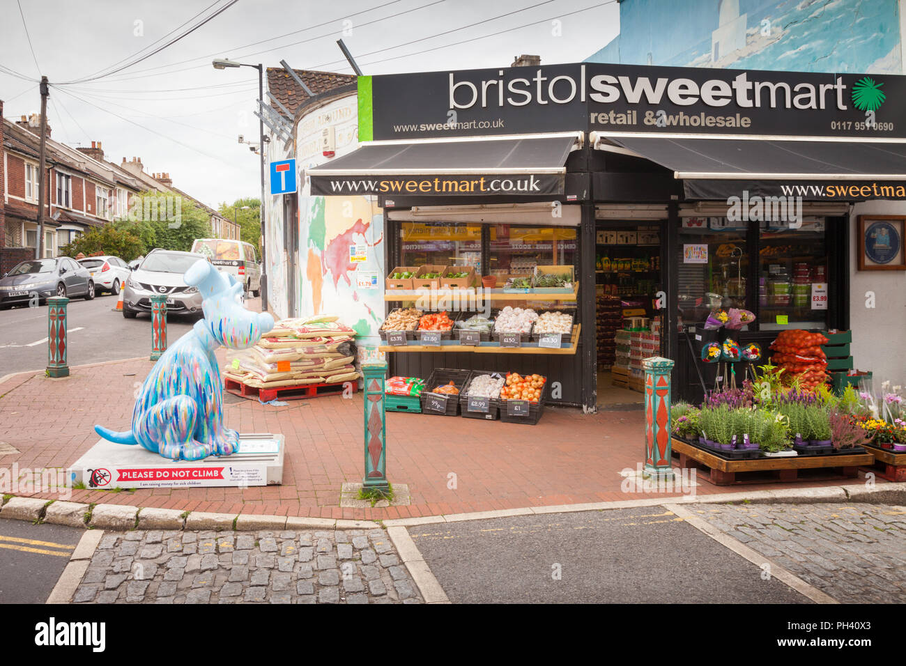 Scena di strada con negozi, Bristol REGNO UNITO Foto Stock