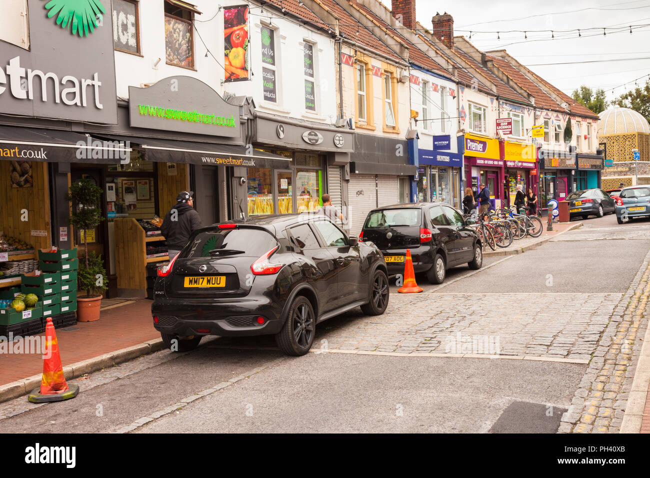 Scena di strada o strada residenziale a Bristol REGNO UNITO Foto Stock