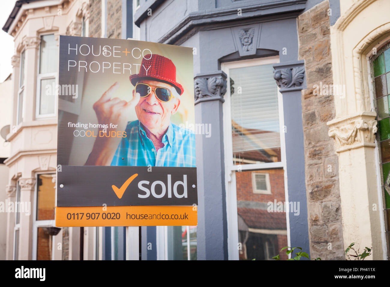 Segno venduti al di fuori di una casa in una strada a Bristol REGNO UNITO Foto Stock