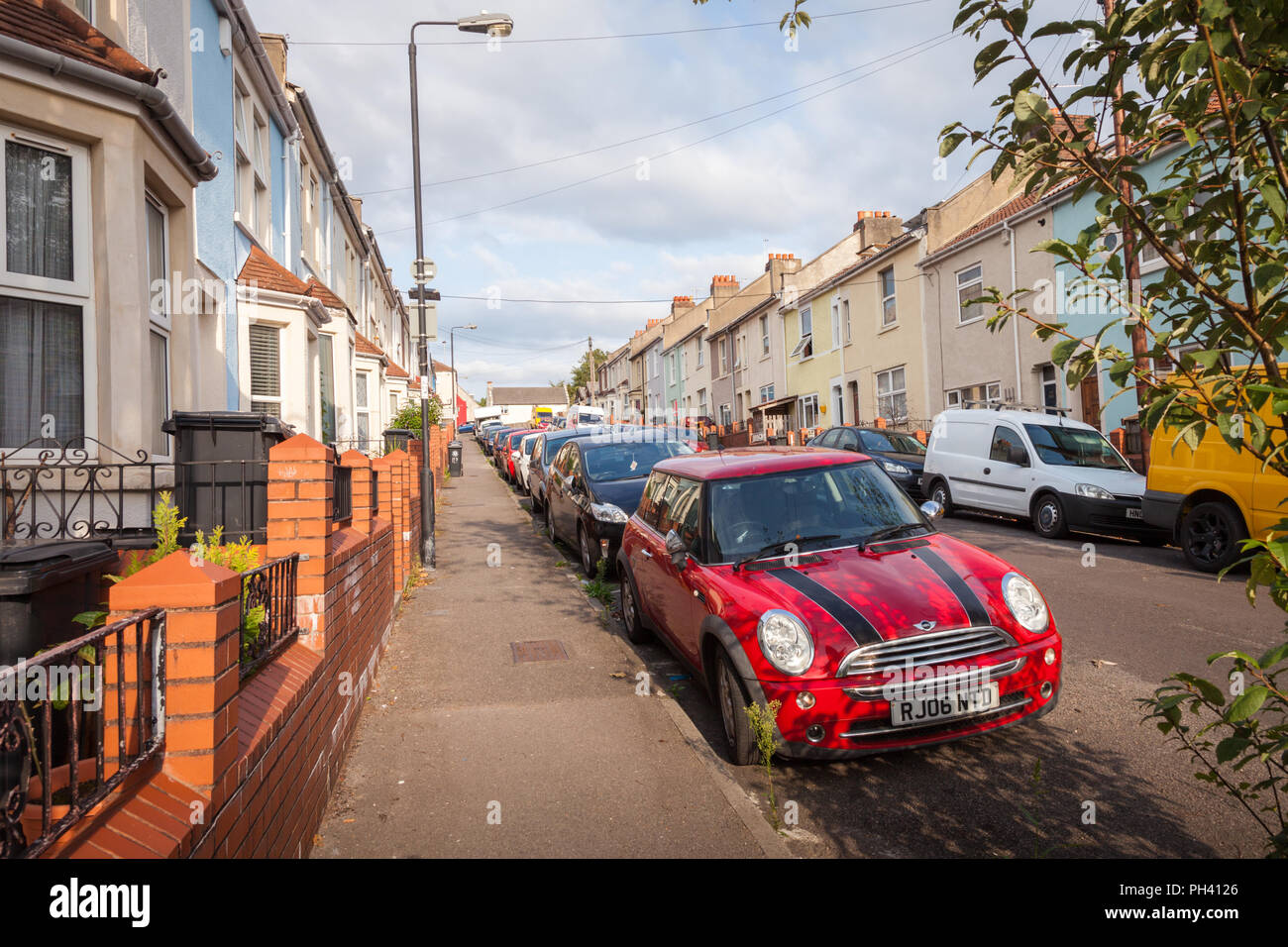 Scena di strada o strada residenziale a Bristol REGNO UNITO Foto Stock