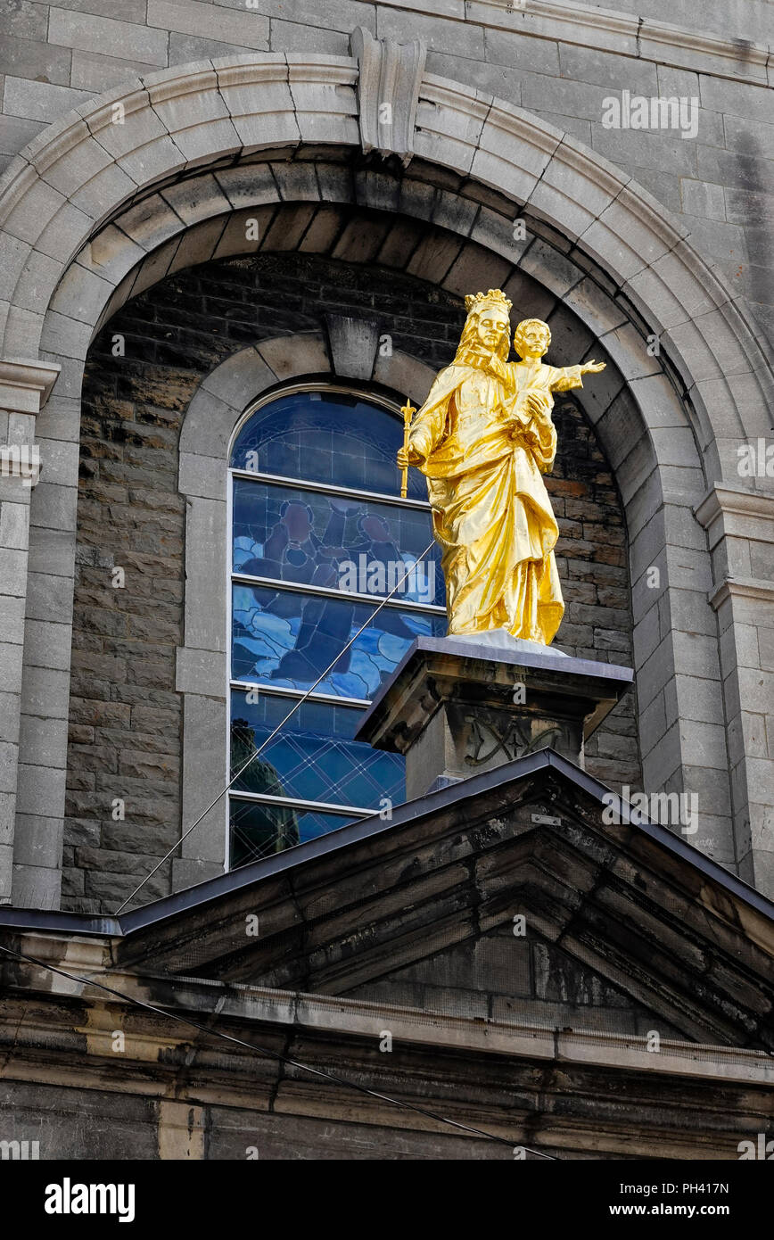 Golden statura di Maria e il Bambino Gesù sopra l'entrata di Notre-Dame-de-Bon-Secours Cappella Vecchia Montreal Foto Stock