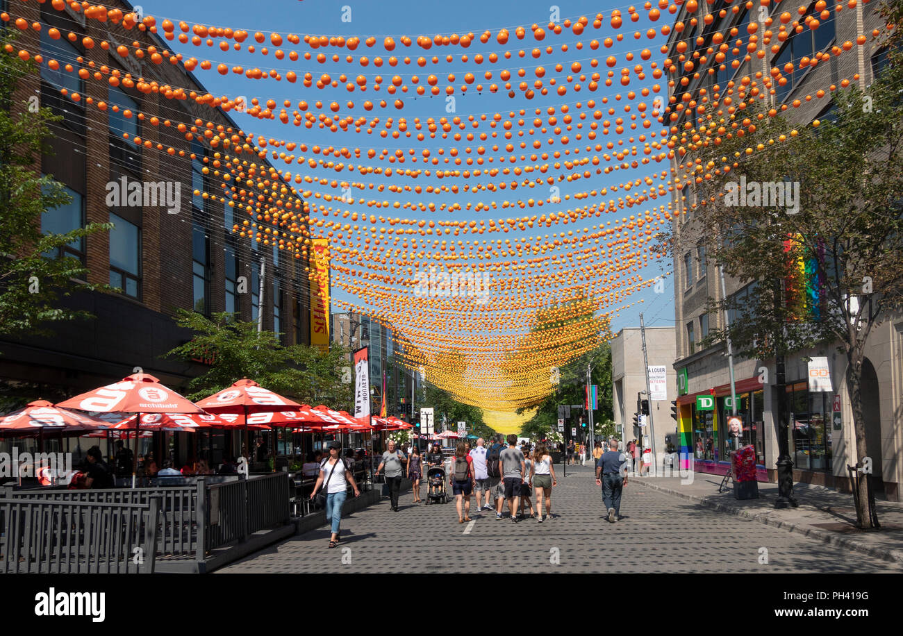 Decorazioni e nessun traffico in Gay Village sulla Rue Sainte-Catherine in Montreal, QC, Canada Foto Stock