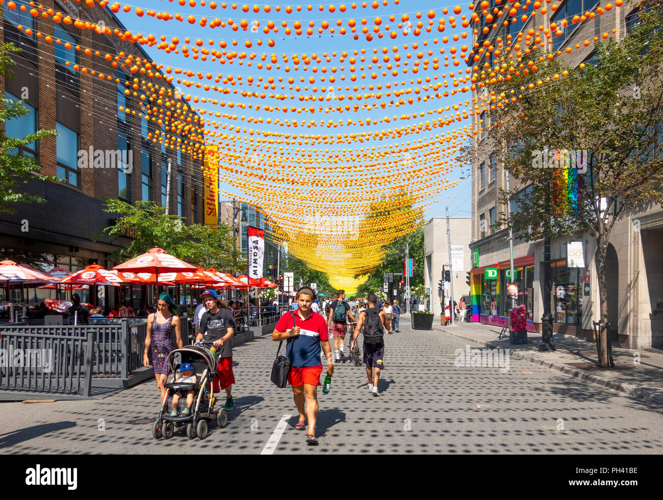 Decorazioni e nessun traffico in Gay Village sulla Rue Sainte-Catherine in Montreal, QC, Canada Foto Stock