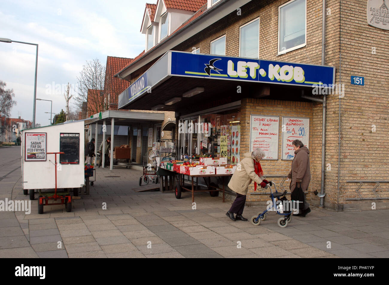 Sonderborg, Danimarca - 31 Gennaio 2008: piccolo mercato locale alla sera, pochi minuti prima dell orario di chiusura e la chiusura finale per questo mercato littlle. Foto Stock