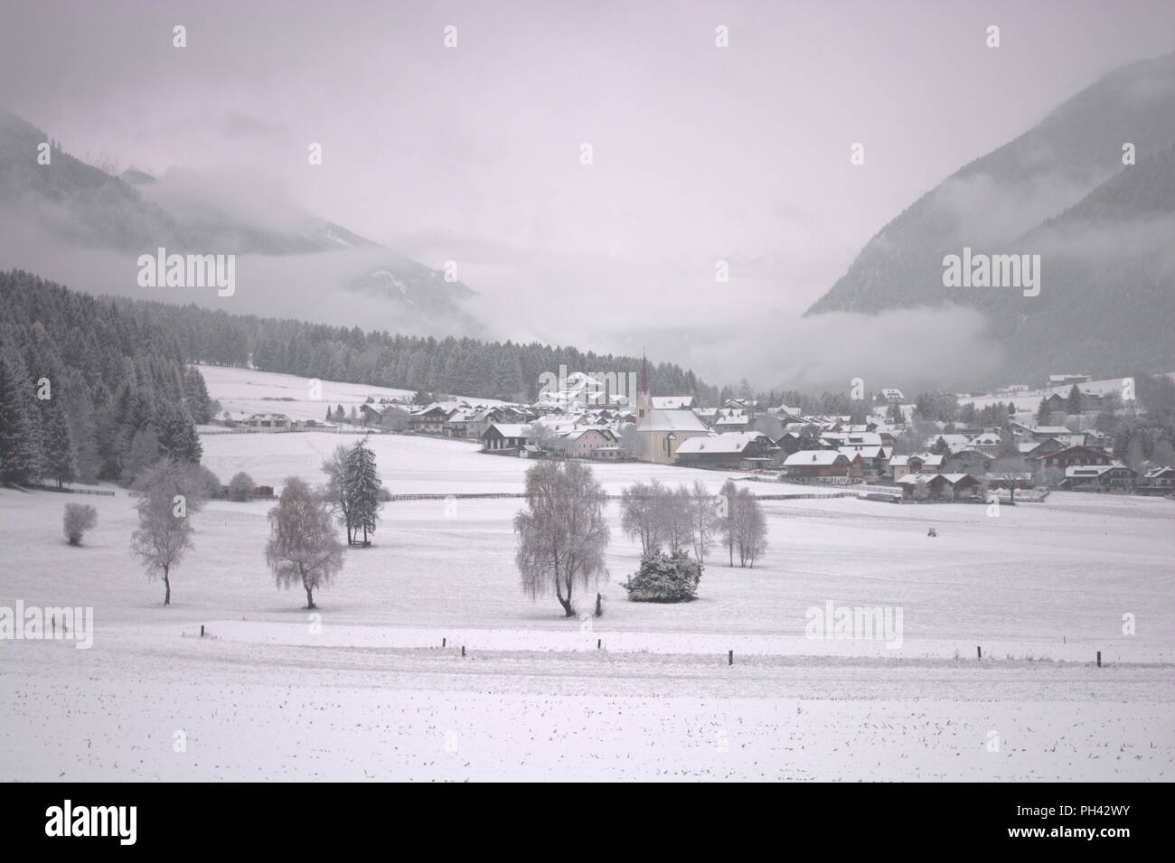 Bellissimi Paesaggi Innevati In Montagna Durante Una Nevicata Foto Stock Alamy