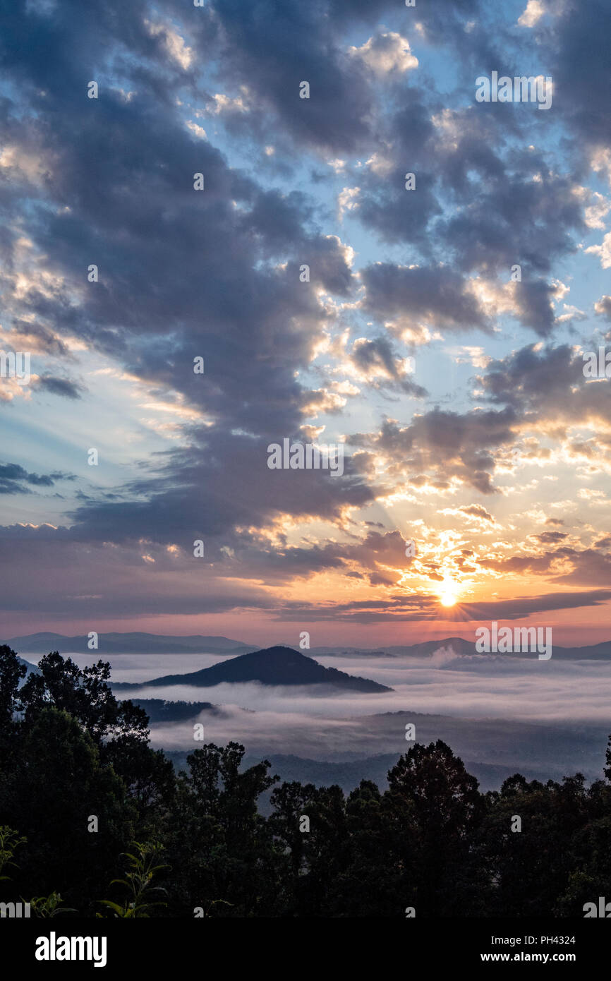 Sunrise vista su Blue Ridge Parkway vicino a Chestnut Cove si affacciano - Asheville, North Carolina, STATI UNITI D'AMERICA Foto Stock