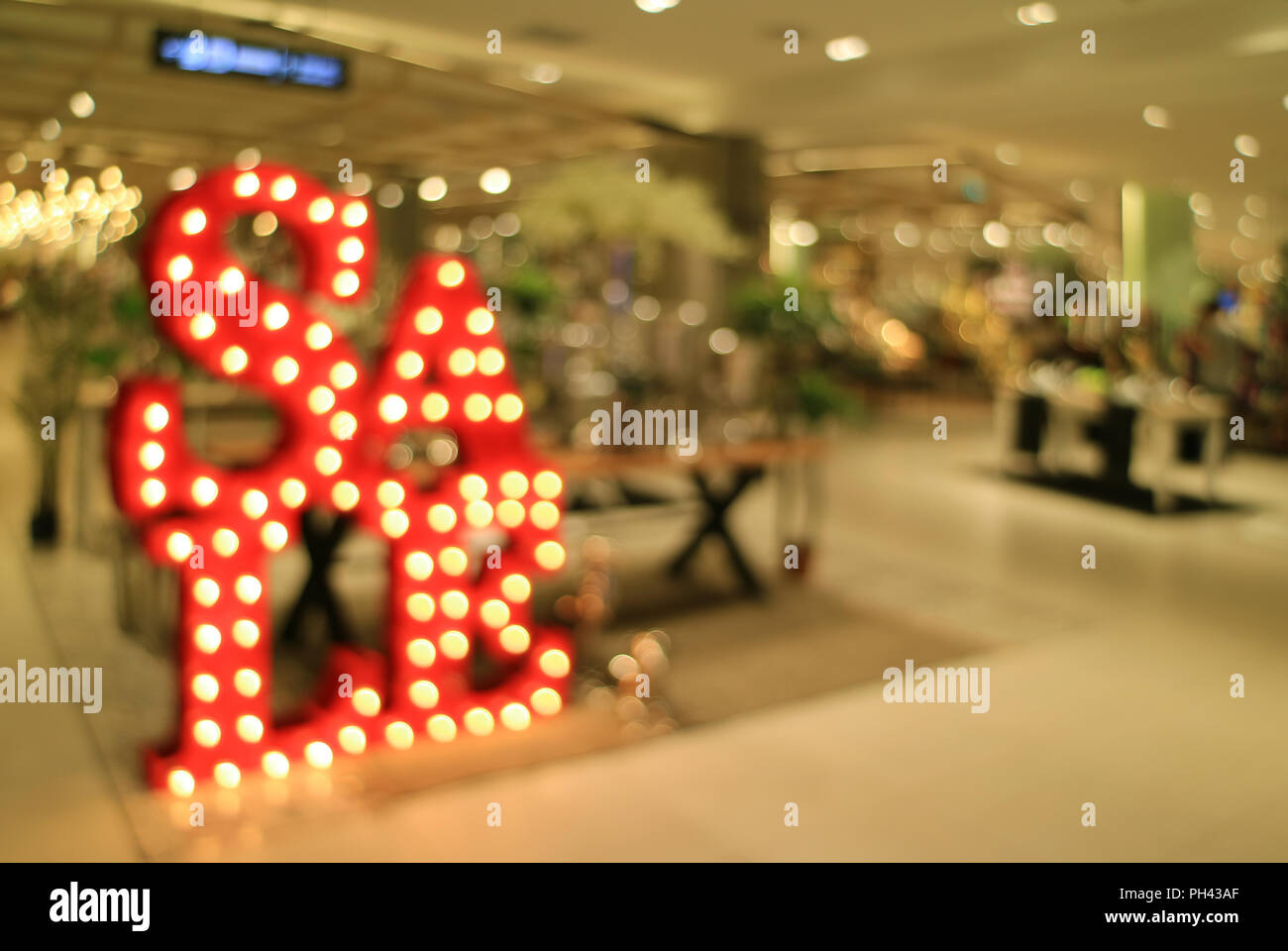 Abstract inquadratura sfocata di luce-up segno di vendita nel centro commerciale per lo shopping, per lo sfondo Foto Stock