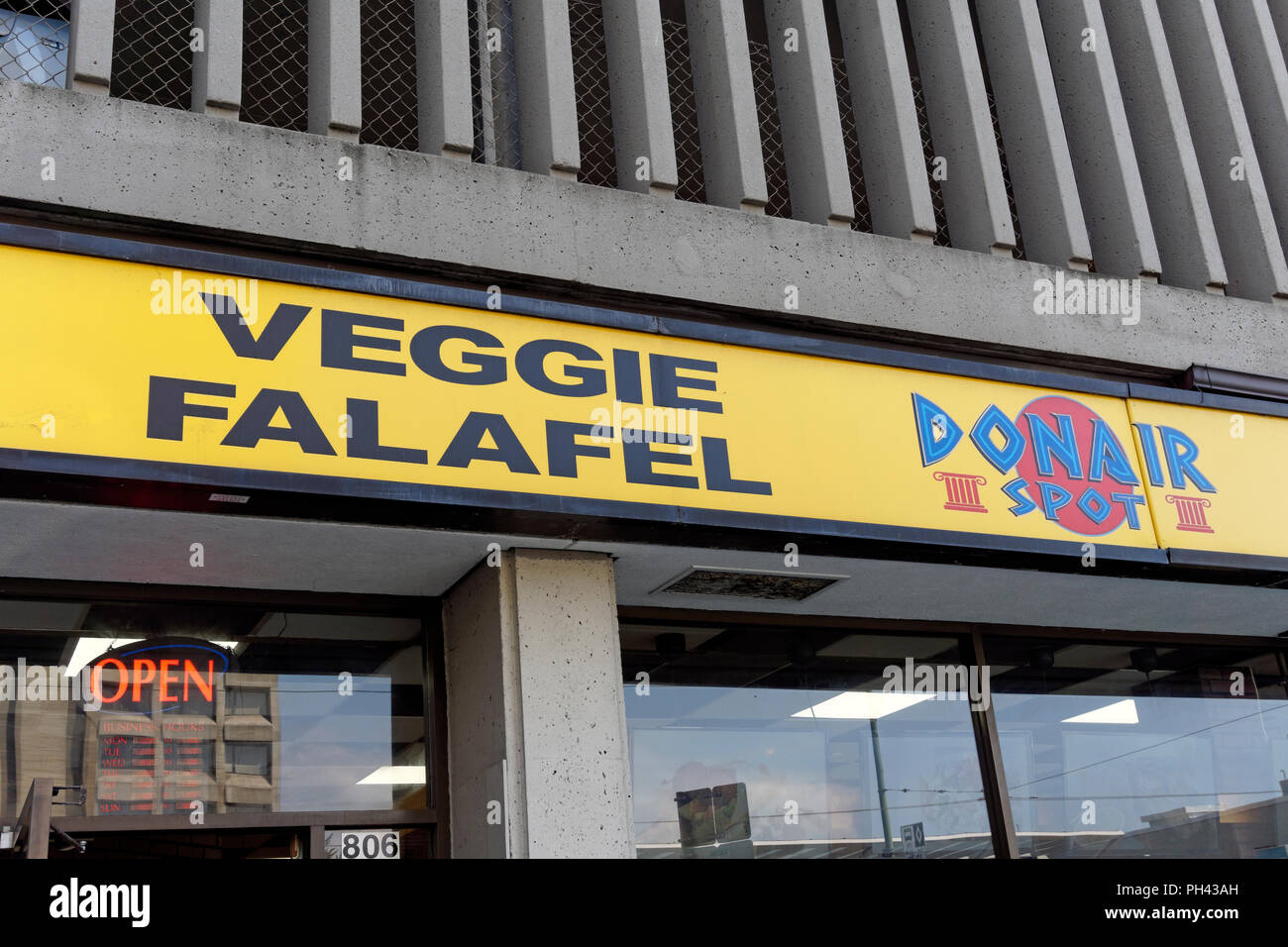 Veggie falafel firmare al di fuori di un Medio Oriente ristorante Donair in Vancouver, BC, Canada Foto Stock