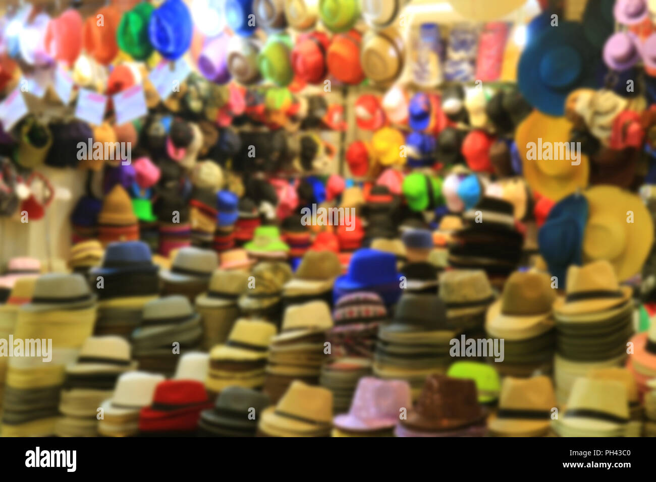 Immagine sfocata di innumerevoli pile di cappelli colorati in un cappello shop, per lo sfondo e i banner Foto Stock