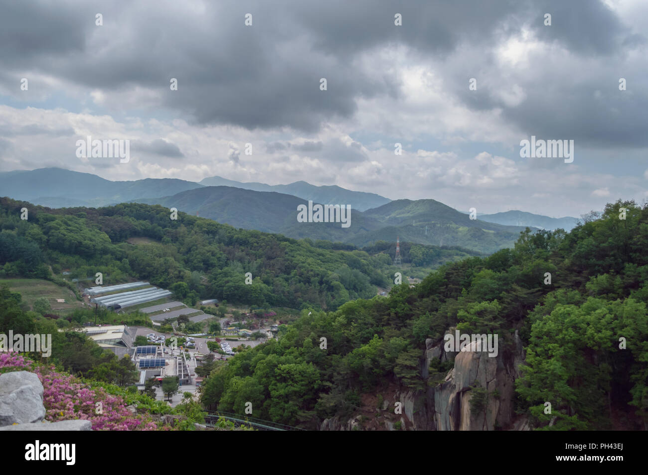 Bellissimo paesaggio coreano con cielo cupo e montagne vista da sopra Foto Stock