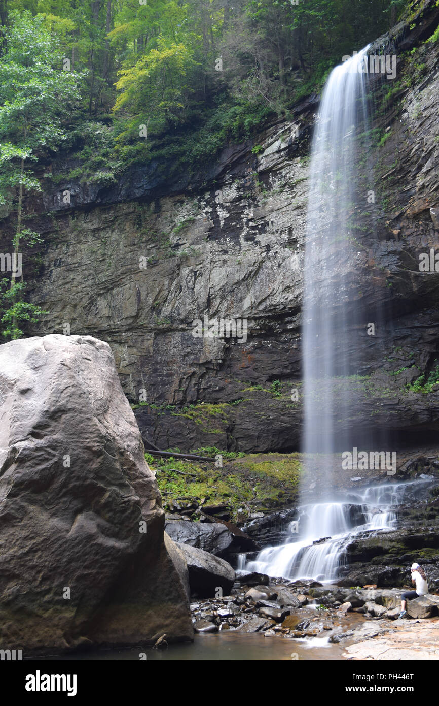 Attiva una donna cattura la bellezza dei suoi dintorni prendendo le foto di Hemlock cade in Cloudland Canyon State Park nel nord-est della GEORGIA, STATI UNITI D'AMERICA Foto Stock