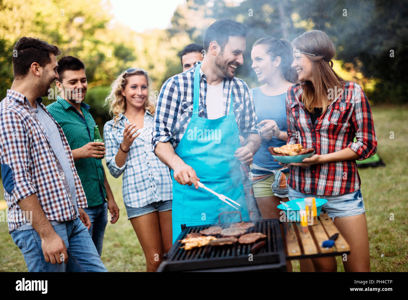 I giovani in natura avente fun Foto Stock