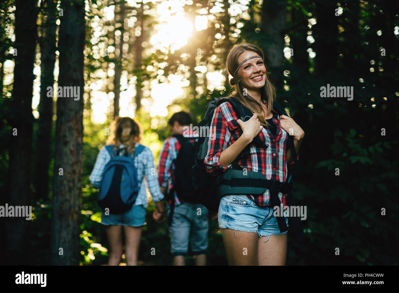 Gruppo di persone escursioni nella foresta Foto Stock