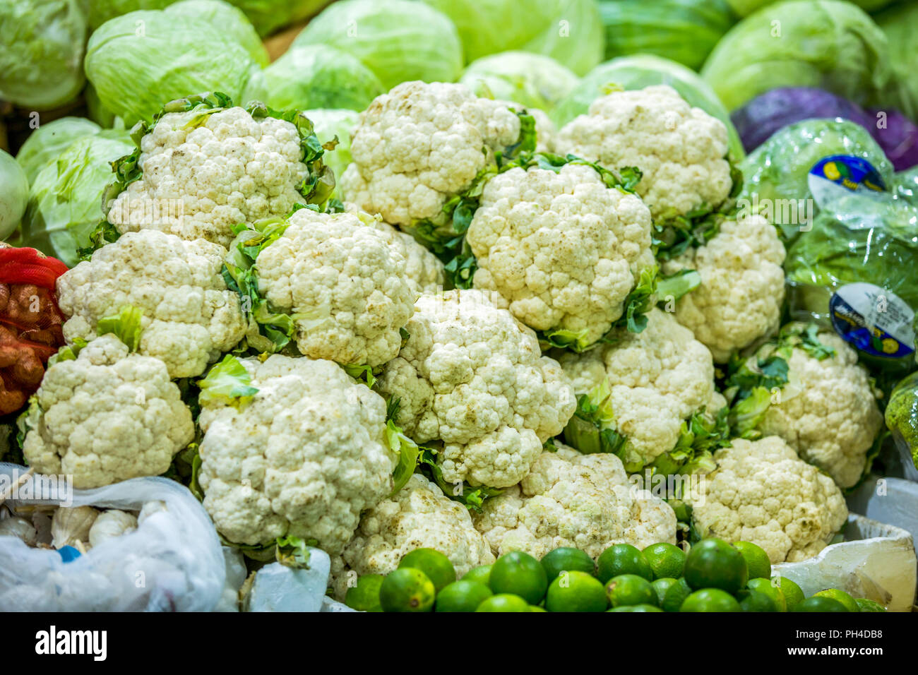 Il cavolfiore nel mercato per la vendita Foto Stock