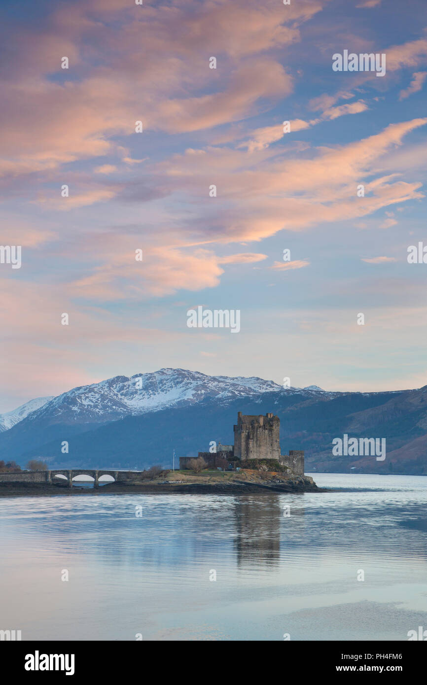 Eilean Donan Castle. Il castello è costruito in una piccola isola dove tre laghi convergono - Loch Alsh, Loch Long e Loch Duich. Highlands, Scozia Foto Stock