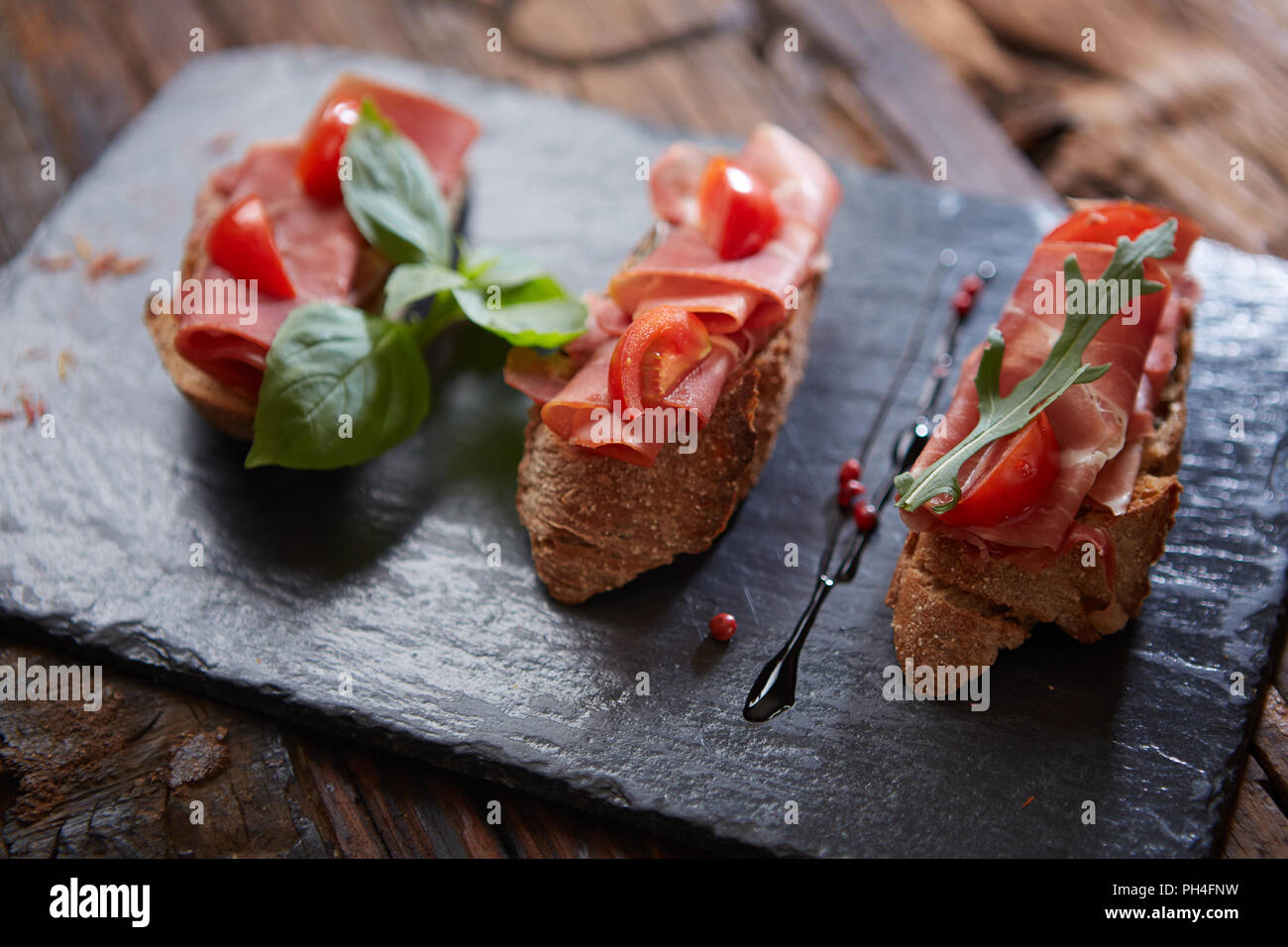 Bruschetta con hamon e salsa di pietra nera Foto Stock