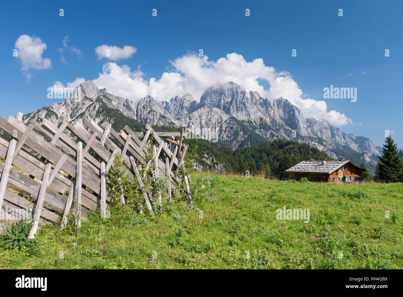 Alpeggio Litzlalm con le montagne Muehlsturzhoerner in background. Weissbach vicino a Lofer, Austria Foto Stock