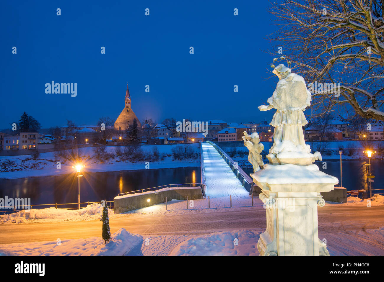 Il Europasteg ponte sopra il fiume Salzach si collega la Germania con l'Austria, la città di Laufen e Oberndorf. Berchtesgadener Land, Alta Baviera, Germania Foto Stock