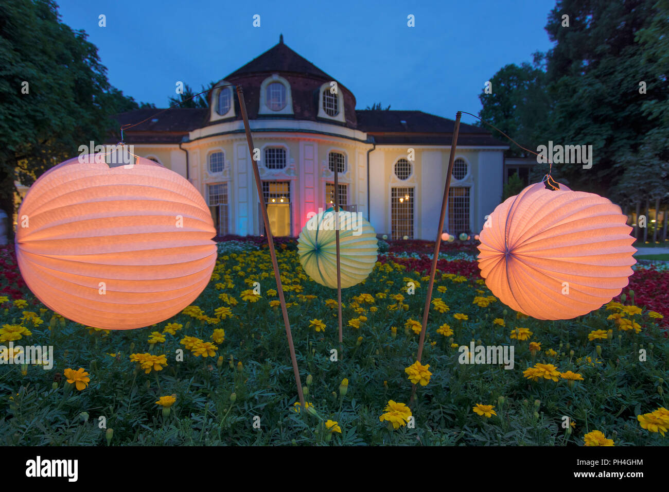 La Rotunda nella Royal Spa Garden Bad Reichenhall durante il giardino spa illuminazione. Alta Baviera, Germania Foto Stock