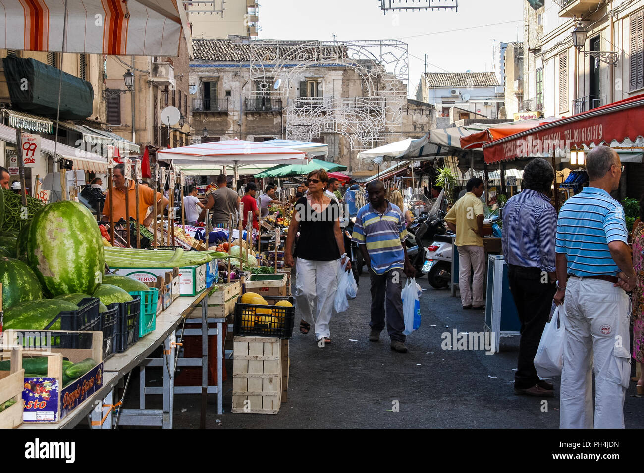 Ballarò mercato alimentare, Palermo, Sicilia Foto Stock