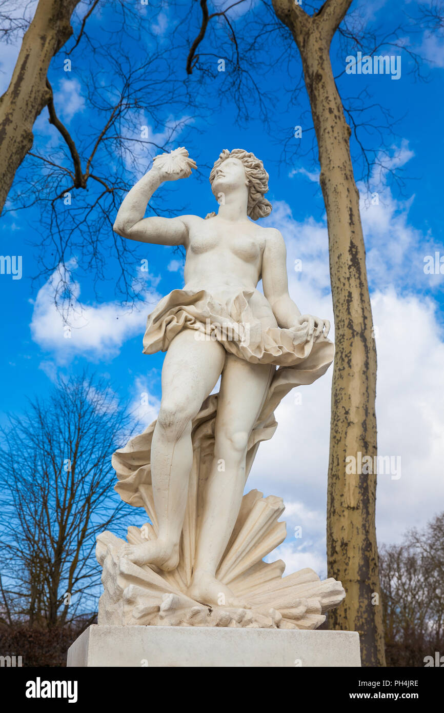 Statua di Venere presso il giardino del Palazzo di Versailles in un gelido inverno giorno appena prima della primavera Foto Stock