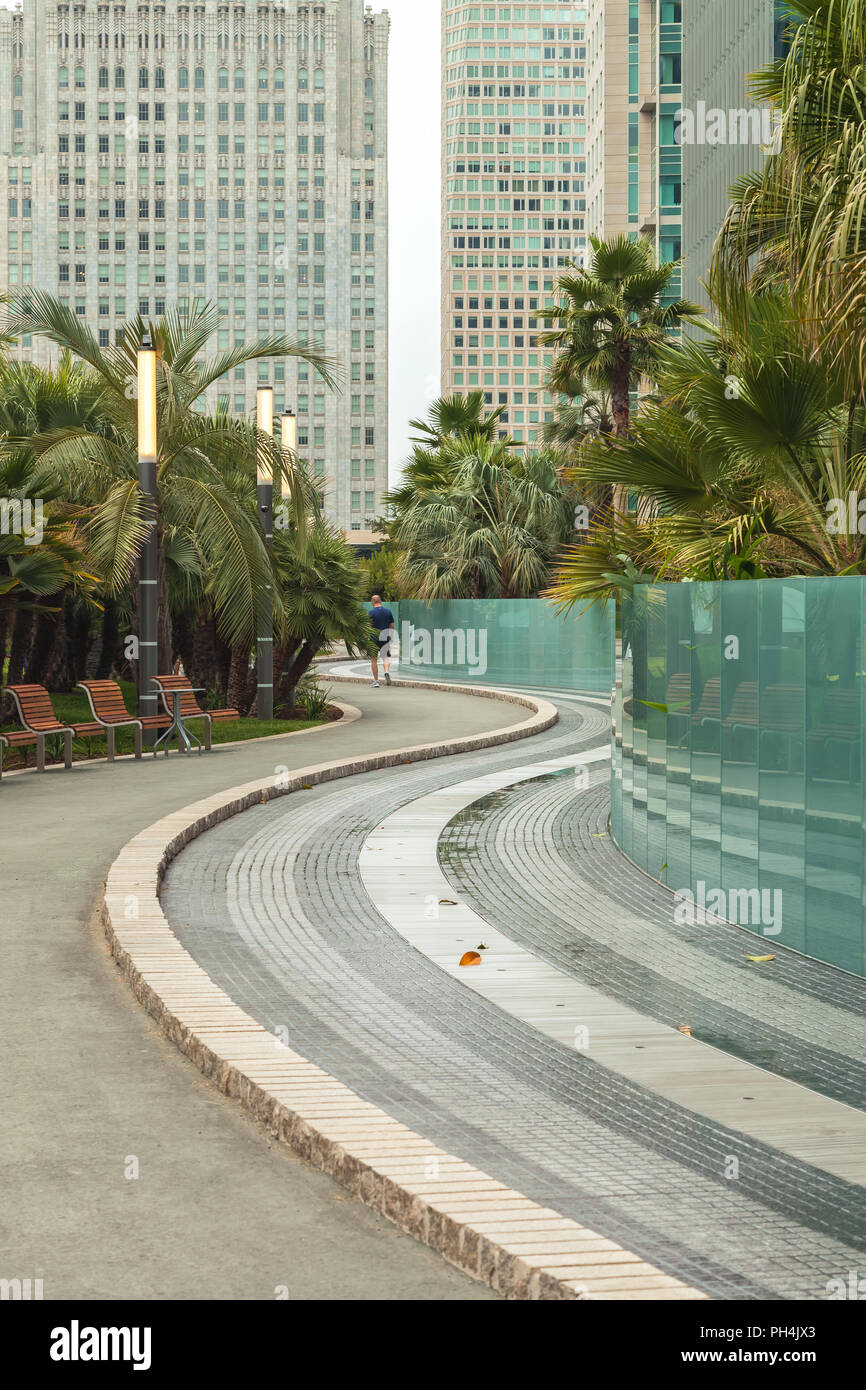 Footwalk e fontana a Salesforce Transit Centre Park di San Francisco, California, Stati Uniti, su un mattino nuvoloso. Foto Stock