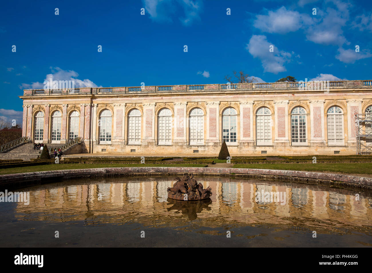 Il Grand Trianon presso il Palazzo di Versailles in un gelido inverno giorno appena prima della primavera Foto Stock
