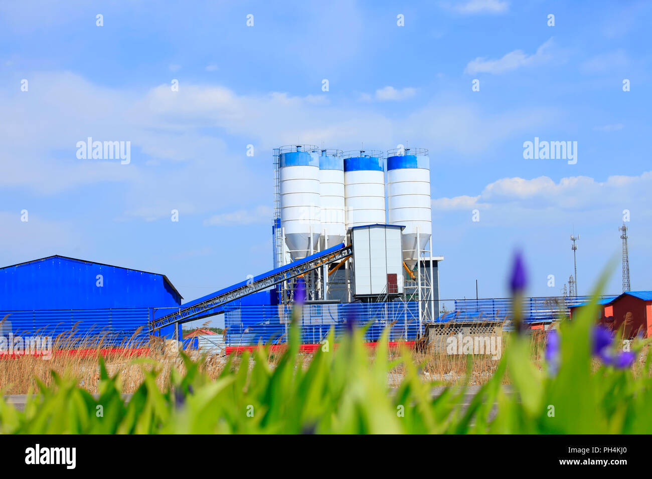 In calcestruzzo della torre di miscelazione. Concetto di on-site costruzione impianto. Foto Stock