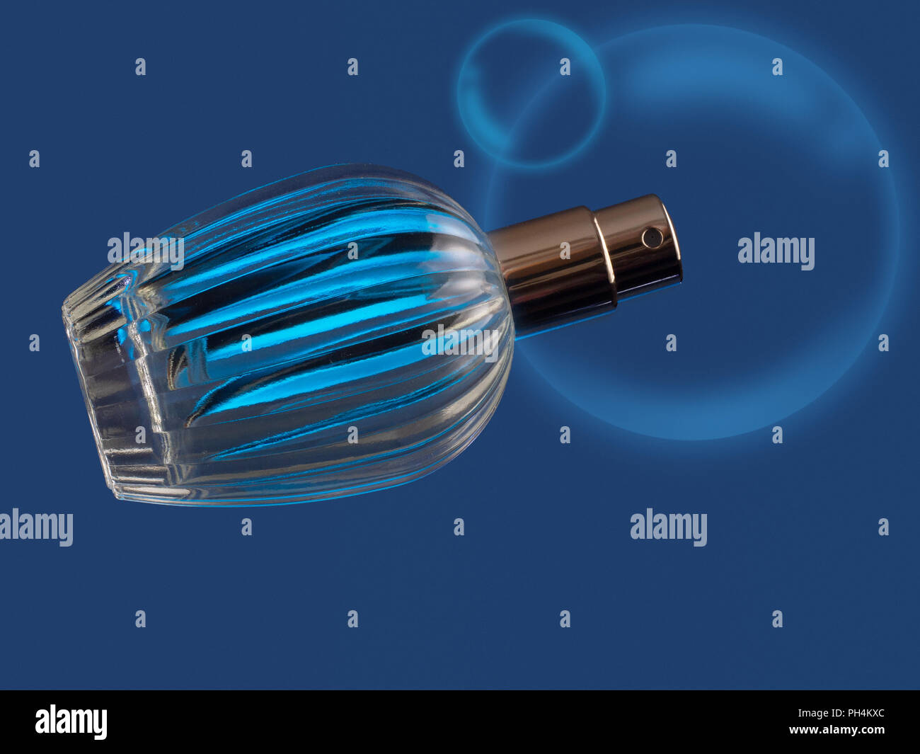 Bellissimo il vetro della bottiglia di profumo, generico sul blu con bolle. Foto Stock