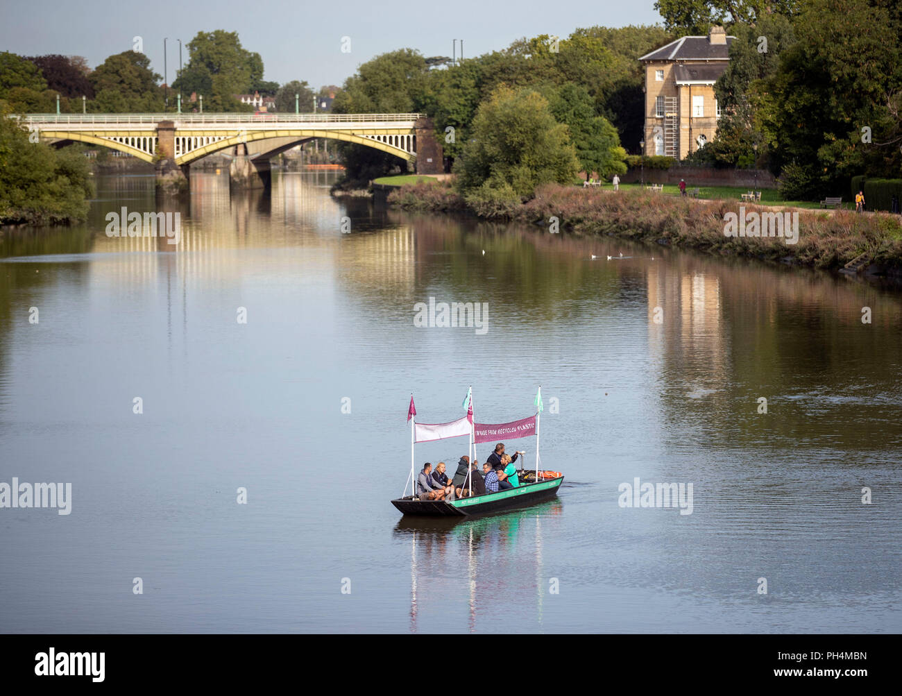 Una barca di plastica serie vele sul Fiume Tamigi a Richmond per il lancio di "PET progetto' dalla carità ambientale frastuono, per sollevare la consapevolezza della Gran Bretagna il problema di lettiera. Foto Stock