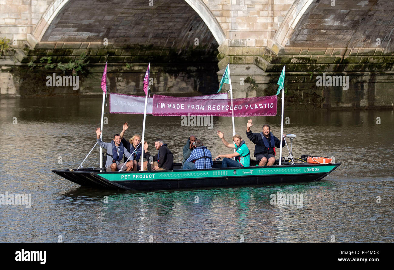 Una barca di plastica serie vele sul Fiume Tamigi a Richmond per il lancio di "PET progetto' dalla carità ambientale frastuono, per sollevare la consapevolezza della Gran Bretagna il problema di lettiera. Foto Stock
