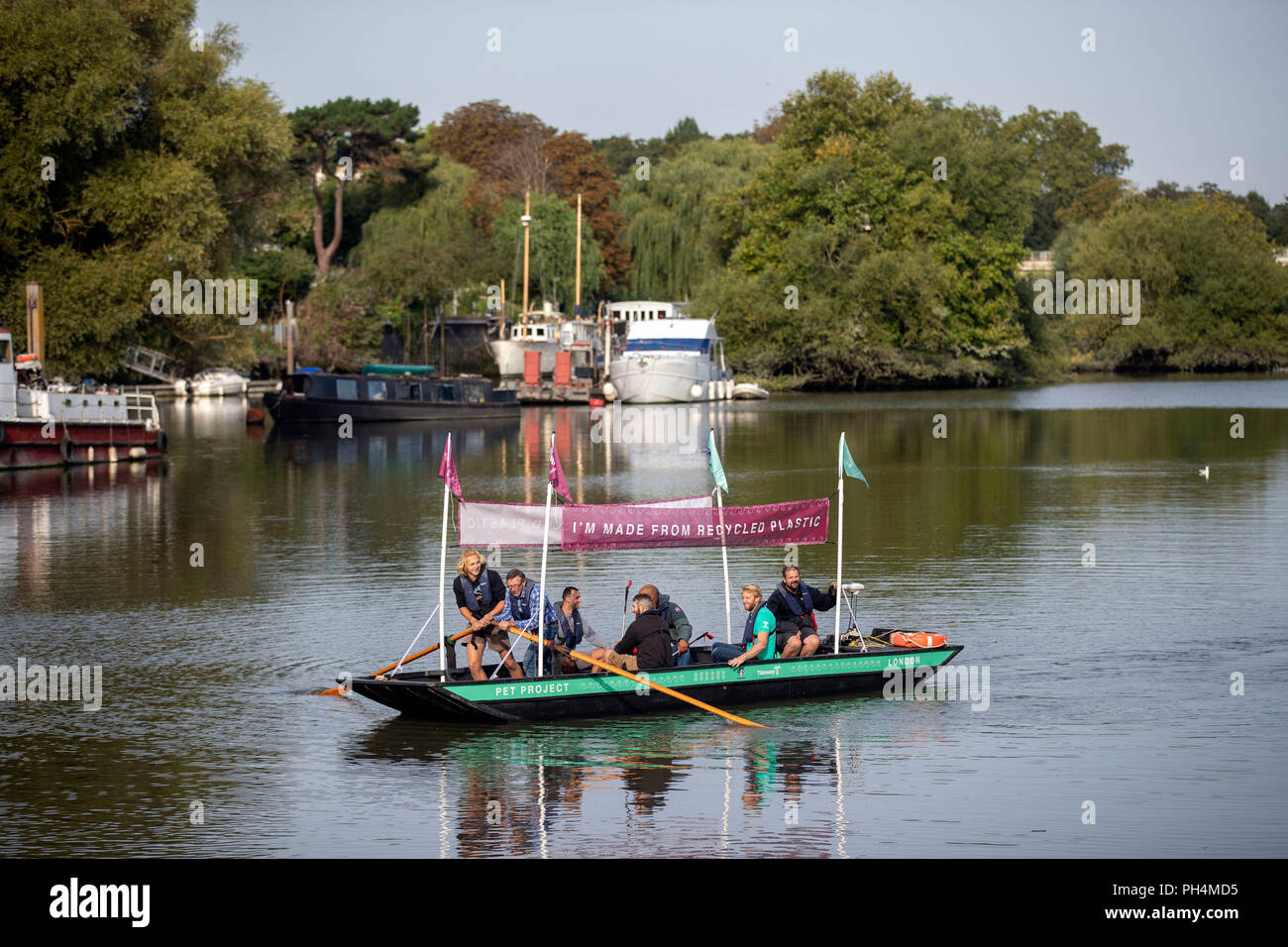 Una barca di plastica serie vele sul Fiume Tamigi a Richmond per il lancio di "PET progetto' dalla carità ambientale frastuono, per sollevare la consapevolezza della Gran Bretagna il problema di lettiera. Foto Stock