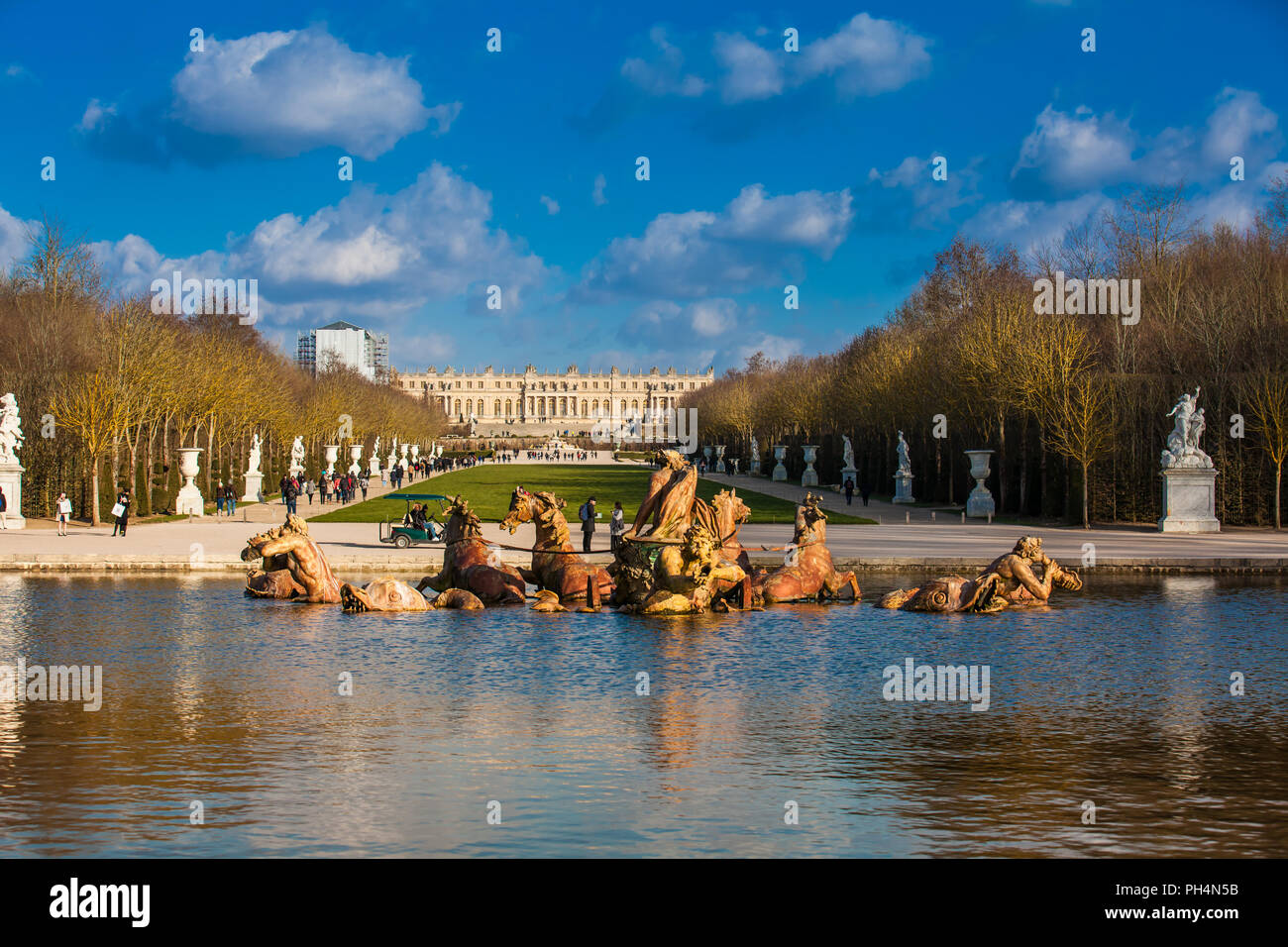 Fontana di Apollo presso il giardino del Palazzo di Versailles in un gelido inverno giorno appena prima della primavera Foto Stock