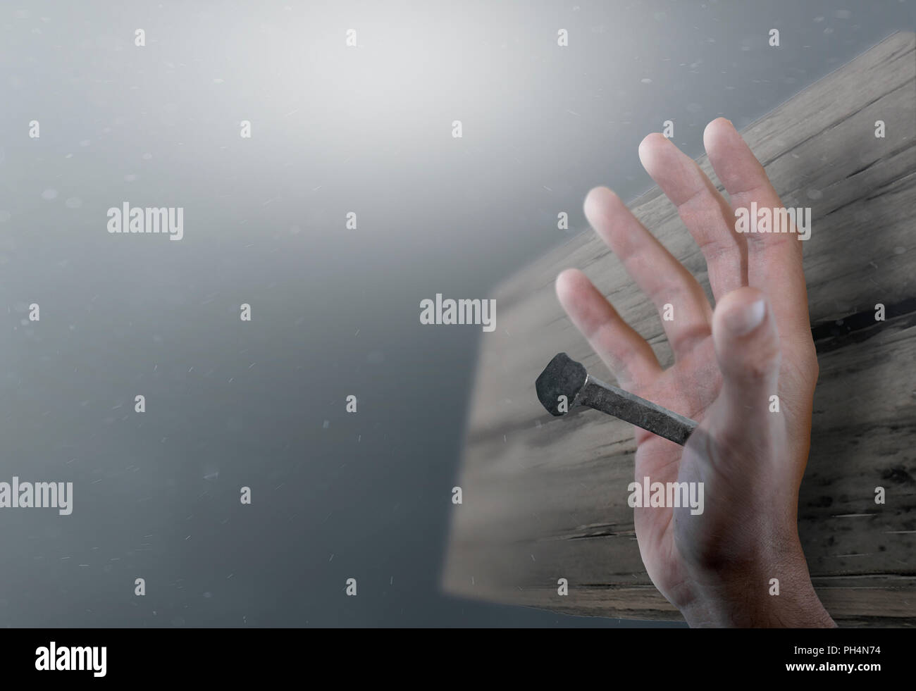 Un concetto della crocifissione con tre croci di legno su una collina erbosa retroilluminati da un inizio di mattina sunrise Foto Stock