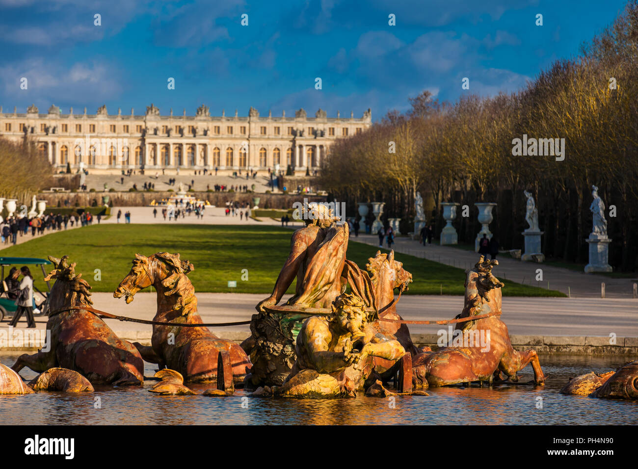Fontana di Apollo presso il giardino del Palazzo di Versailles in un gelido inverno giorno appena prima della primavera Foto Stock