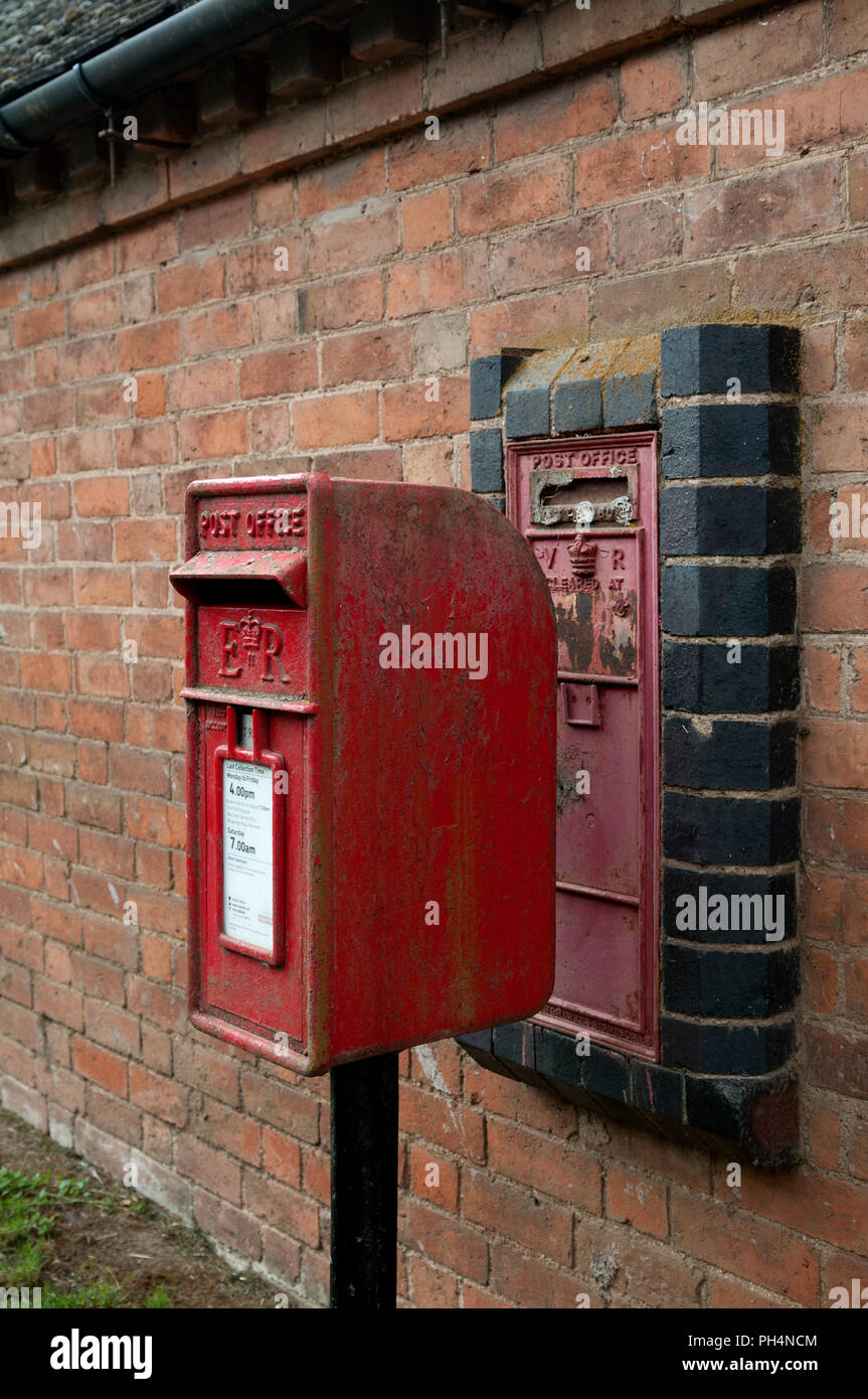 ER II postbox e VR ridondante postbox, Bredicot, Worcestershire, England, Regno Unito Foto Stock