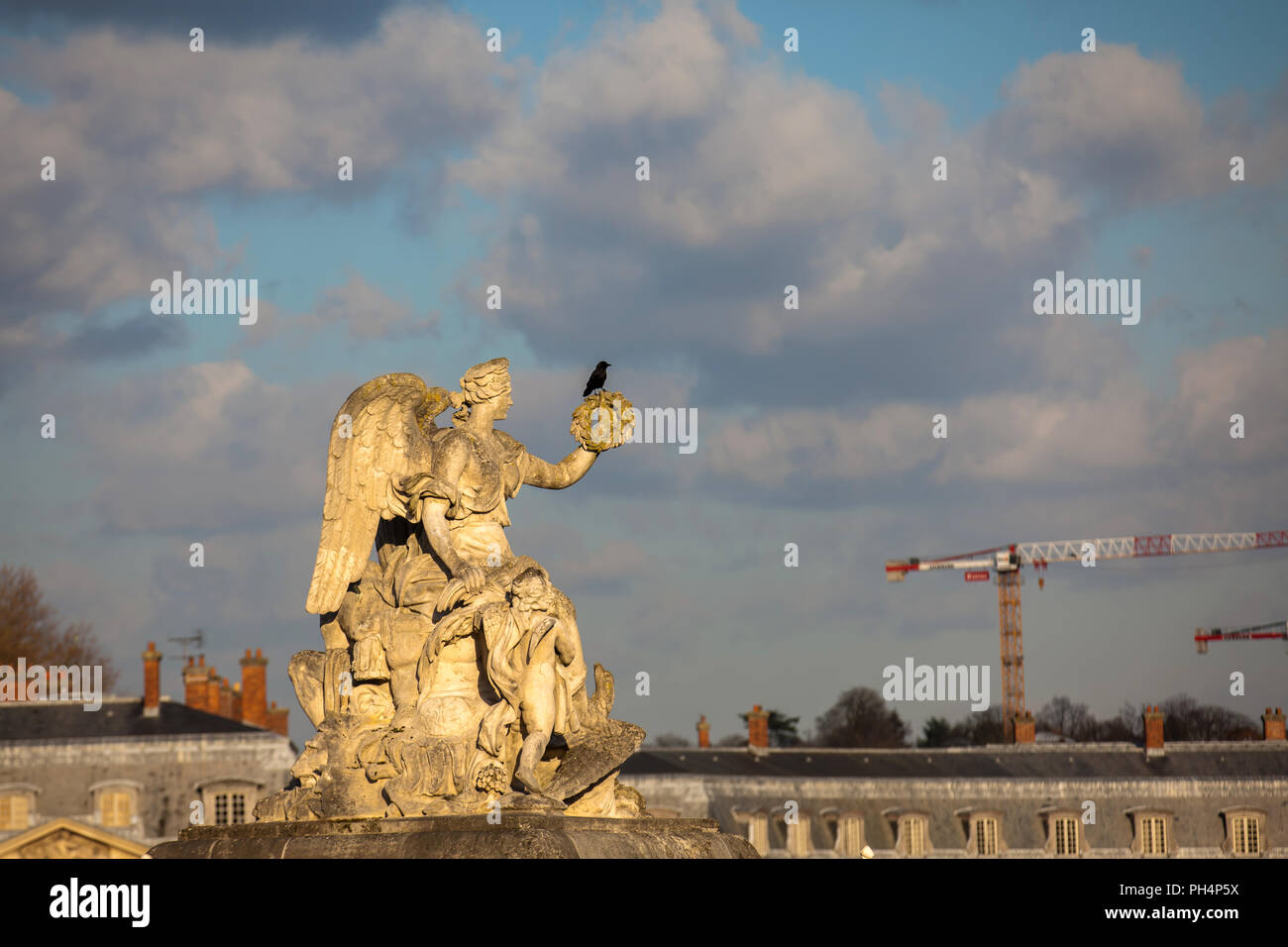 Parigi, Francia - Marzo 2018: Angelo statua all'ingresso del Palazzo di Versailles in un gelido inverno giorno appena prima della primavera Foto Stock