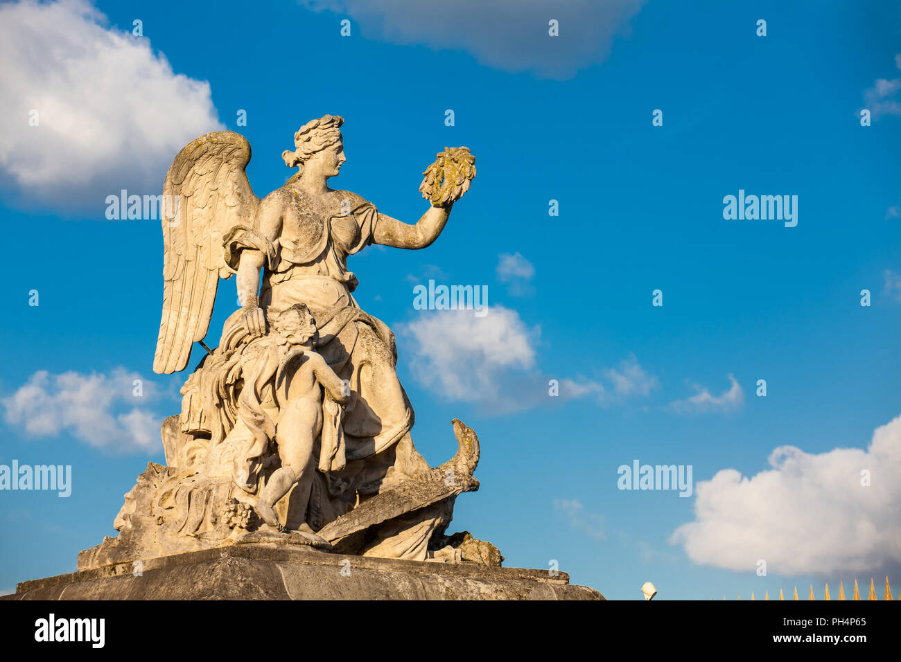 Parigi, Francia - Marzo 2018: Angelo statua all'ingresso del Palazzo di Versailles in un gelido inverno giorno appena prima della primavera Foto Stock